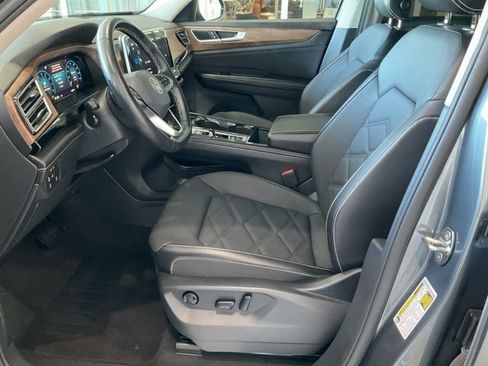 Used 2024 Volkswagen Atlas SE image 4