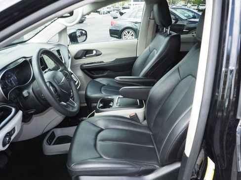 Used 2024 Chrysler Pacifica Touring-L FWD image 13