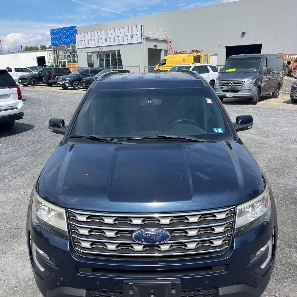 Used 2017 Ford Explorer XLT w/ Equipment Group 202A AWD/4WD image 15