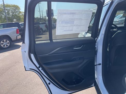 New 2025 Jeep Grand Cherokee Laredo X w/ Luxury Tech Group I image 14