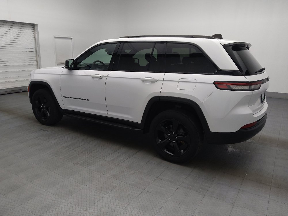 Used 2023 Jeep Grand Cherokee Altitude RWD image 3
