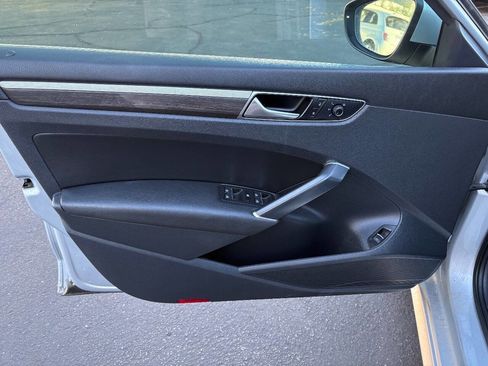 Used 2017 Volkswagen Passat 1.8T SE w/ SE Lighting Package image 12