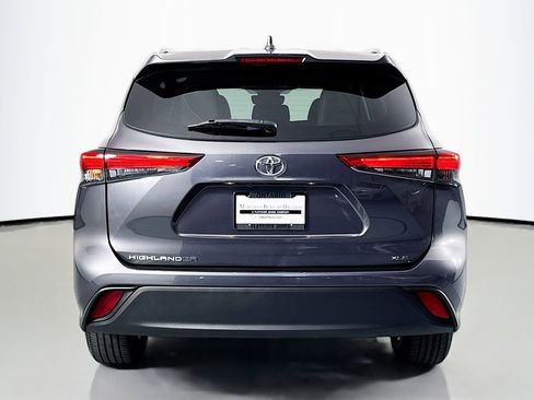 Used 2023 Toyota Highlander XLE image 3