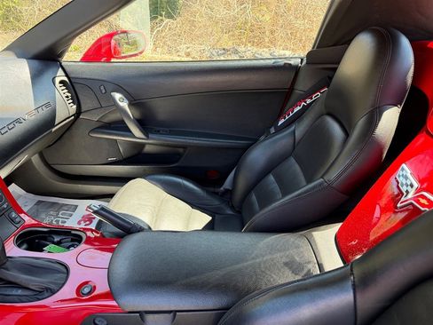 Used 2006 Chevrolet Corvette Convertible w/ Preferred Equipment Group RWD image 9