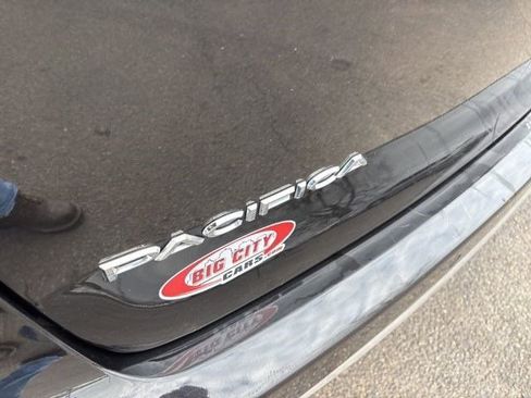 Used 2023 Chrysler Pacifica Touring-L image 47