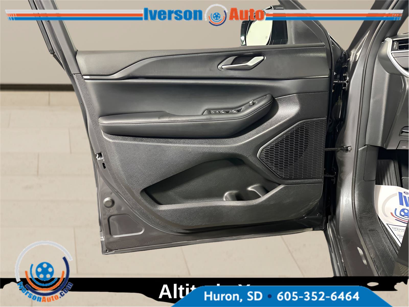 Used 2024 Jeep Grand Cherokee L Altitude AWD/4WD image 17