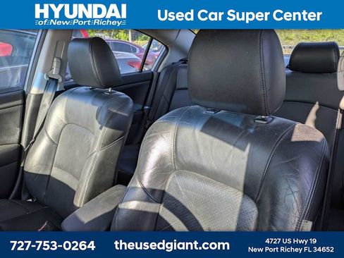 Used 2005 MAZDA MAZDA3 s w/ Moonroof & 6-CD Pkg FWD image 3