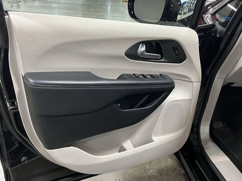 Used 2024 Chrysler Pacifica Select image 16