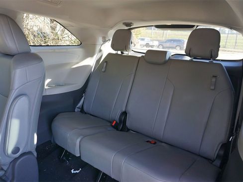 Used 2021 Toyota Sienna XLE image 17