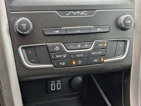 Used 2020 Ford Fusion SE image 22