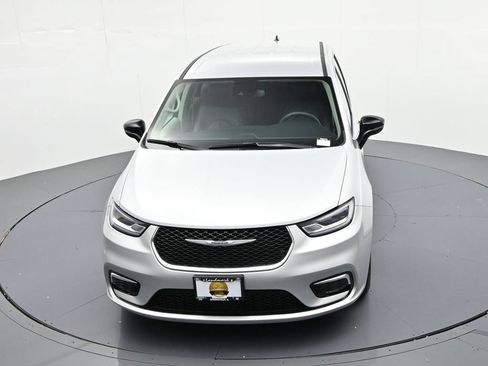 Used 2024 Chrysler Pacifica Touring-L FWD image 17