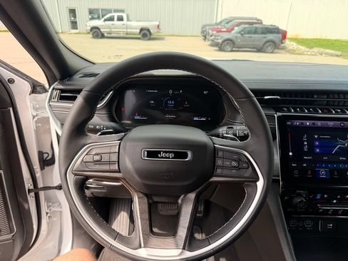 Used 2024 Jeep Grand Cherokee Limited w/ Luxury Tech Group II AWD/4WD image 10