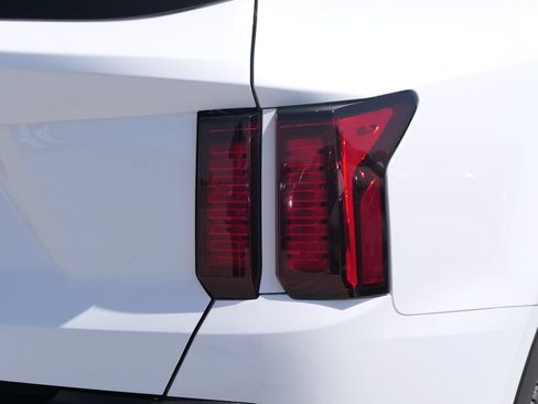 Used 2023 Kia Sorento LX FWD image 4