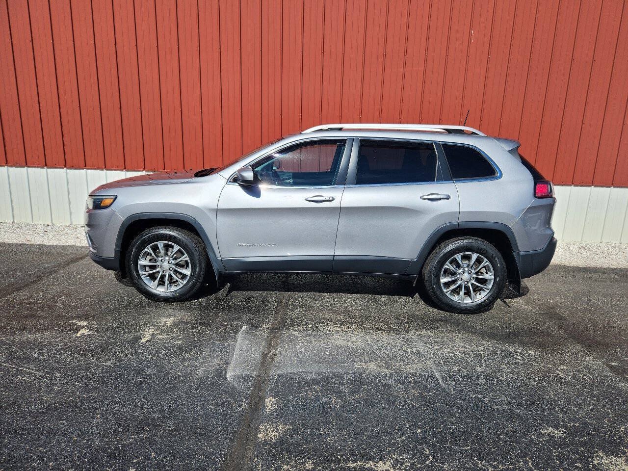 Used 2019 Jeep Cherokee Latitude Plus w/ Cold Weather Group AWD/4WD image 2