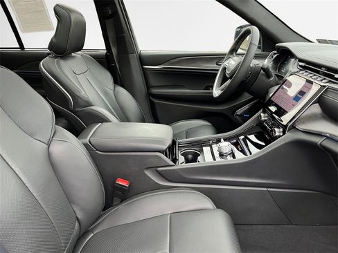 Used 2024 Jeep Grand Cherokee Overland w/ Luxury Tech Group IV image 30