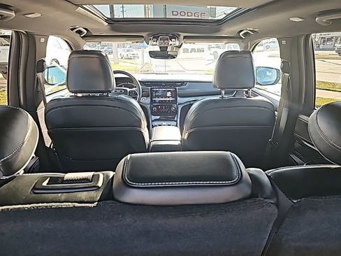 Used 2024 Jeep Grand Cherokee Overland AWD/4WD image 5