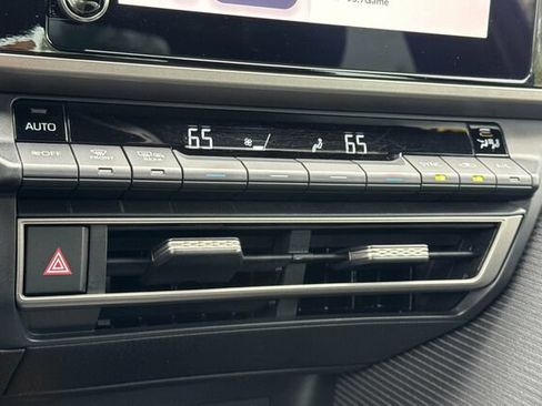 Used 2025 Toyota Camry SE w/ Convenience Package FWD image 19