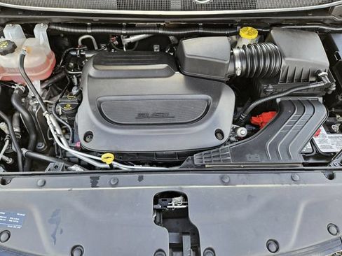 Used 2024 Chrysler Pacifica Touring FWD image 35