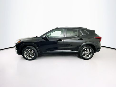Used 2025 Chevrolet Trax LT FWD image 4