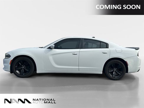 Used 2015 Dodge Charger SXT image 2