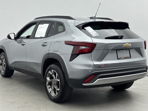 Used 2026 Chevrolet Trax LT FWD image 4