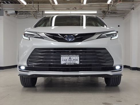 Used 2024 Toyota Sienna Platinum AWD/4WD image 3