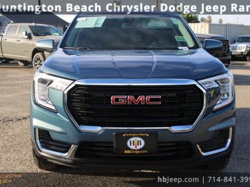 Used 2024 GMC Terrain SLE image 2