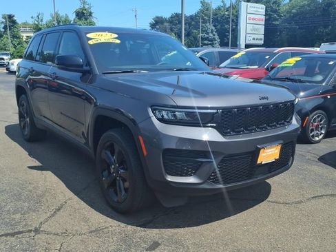 Certified 2023 Jeep Grand Cherokee Altitude AWD/4WD image 3