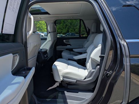 Certified 2025 Ford Expedition Max Platinum w/ Driver's Package AWD/4WD image 27