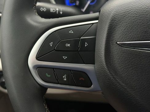 Used 2024 Chrysler Pacifica Touring-L image 27