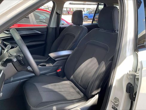 Used 2023 Jeep Grand Cherokee L Laredo image 9