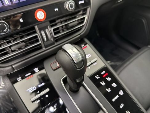 Certified 2026 Porsche Macan AWD/4WD image 32