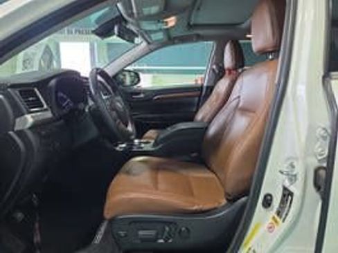 Used 2018 Toyota Highlander Limited FWD image 2