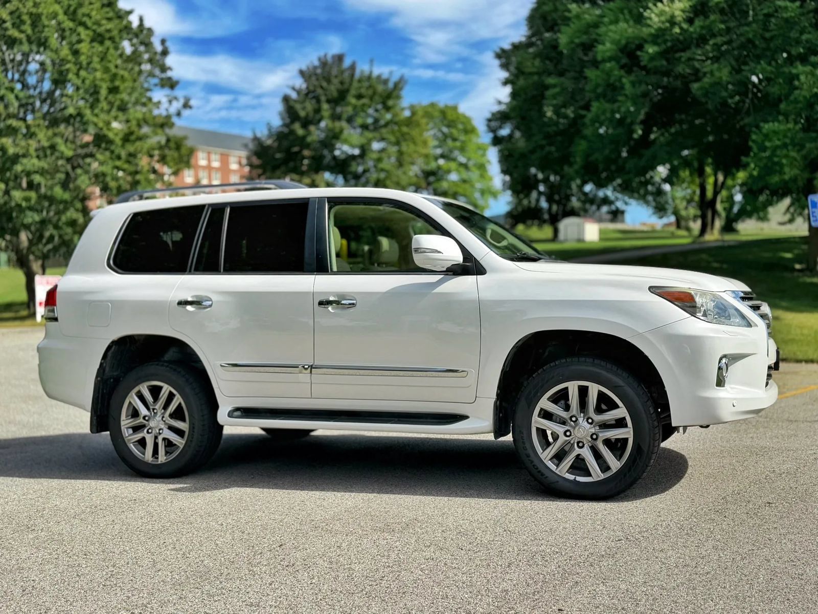Used 2013 Lexus LX 570 4WD w/ Luxury Pkg image 23