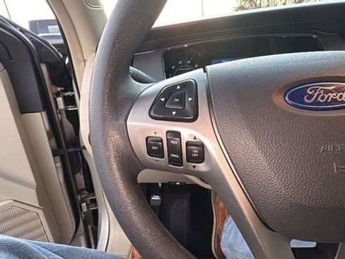 Used 2018 Ford Taurus SE image 14