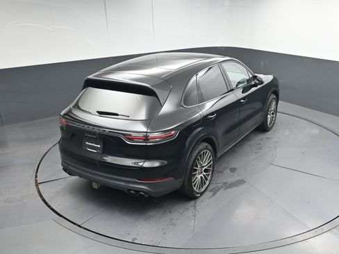 Certified 2022 Porsche Cayenne Platinum Edition image 37