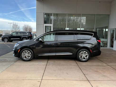 Used 2023 Chrysler Pacifica Limited image 19