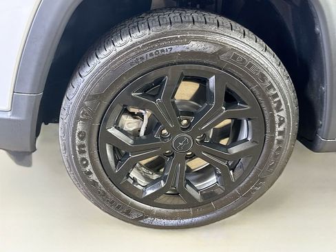 Used 2025 Jeep Compass Latitude image 38