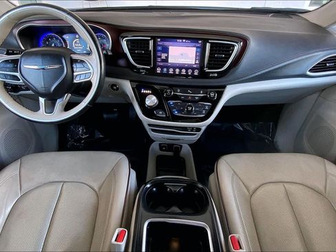 Used 2019 Chrysler Pacifica Limited image 16