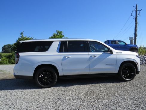 Used 2025 Chevrolet Suburban High Country AWD/4WD image 16