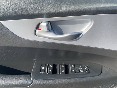 Used 2023 Kia Forte LXS w/ LXS Technology Package image 9