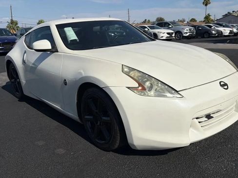 Used 2011 Nissan 370Z Touring RWD image 4