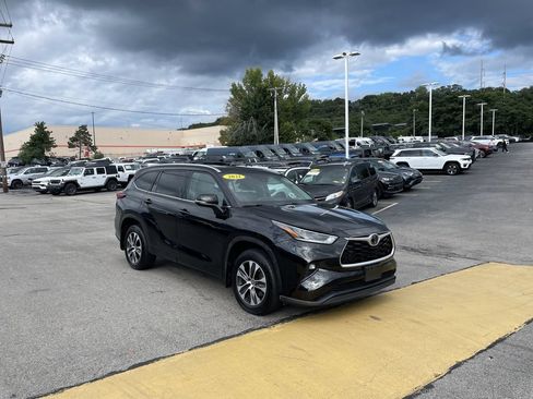Used 2021 Toyota Highlander XLE AWD/4WD image 7