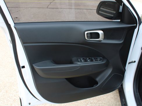 Used 2025 Hyundai Venue SE FWD image 15