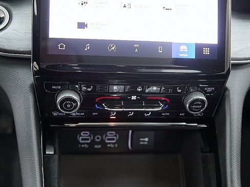 Used 2022 Jeep Grand Cherokee L Overland w/ Advanced Protech Group III image 21