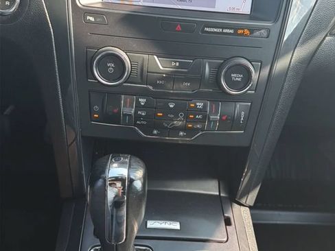 Used 2019 Ford Explorer XLT w/ Equipment Group 202A FWD image 15