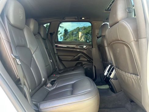 Used 2018 Porsche Cayenne Platinum Edition w/ Premium Package AWD/4WD image 12