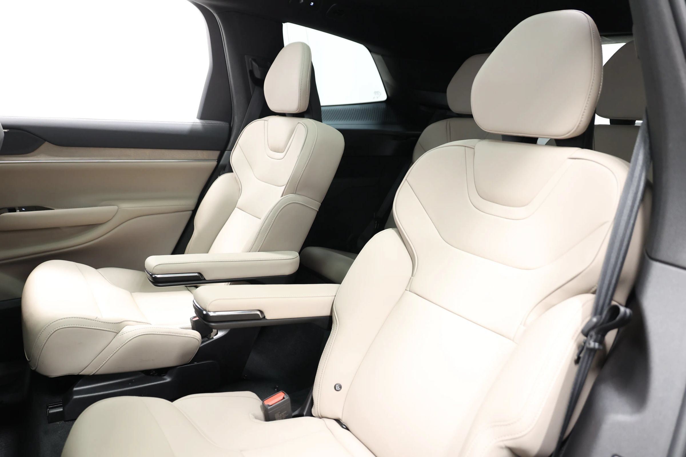 Used 2025 Volvo EX90 Ultra AWD/4WD image 3