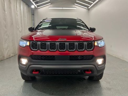 Used 2025 Jeep Compass Trailhawk AWD/4WD image 3