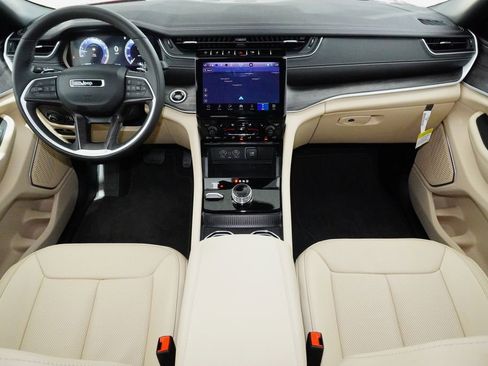 Used 2025 Jeep Grand Cherokee Limited w/ Luxury Tech Group II image 25